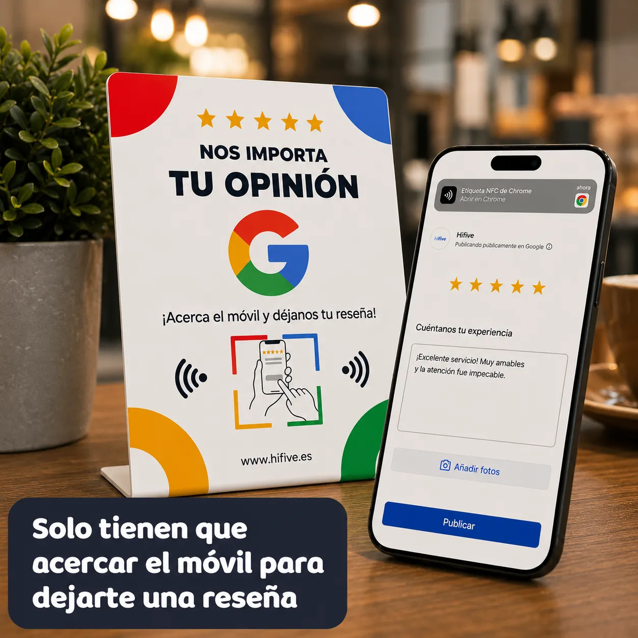 Un cliente acerca el móvil al expositor y se abre la página de reseñas de Google
