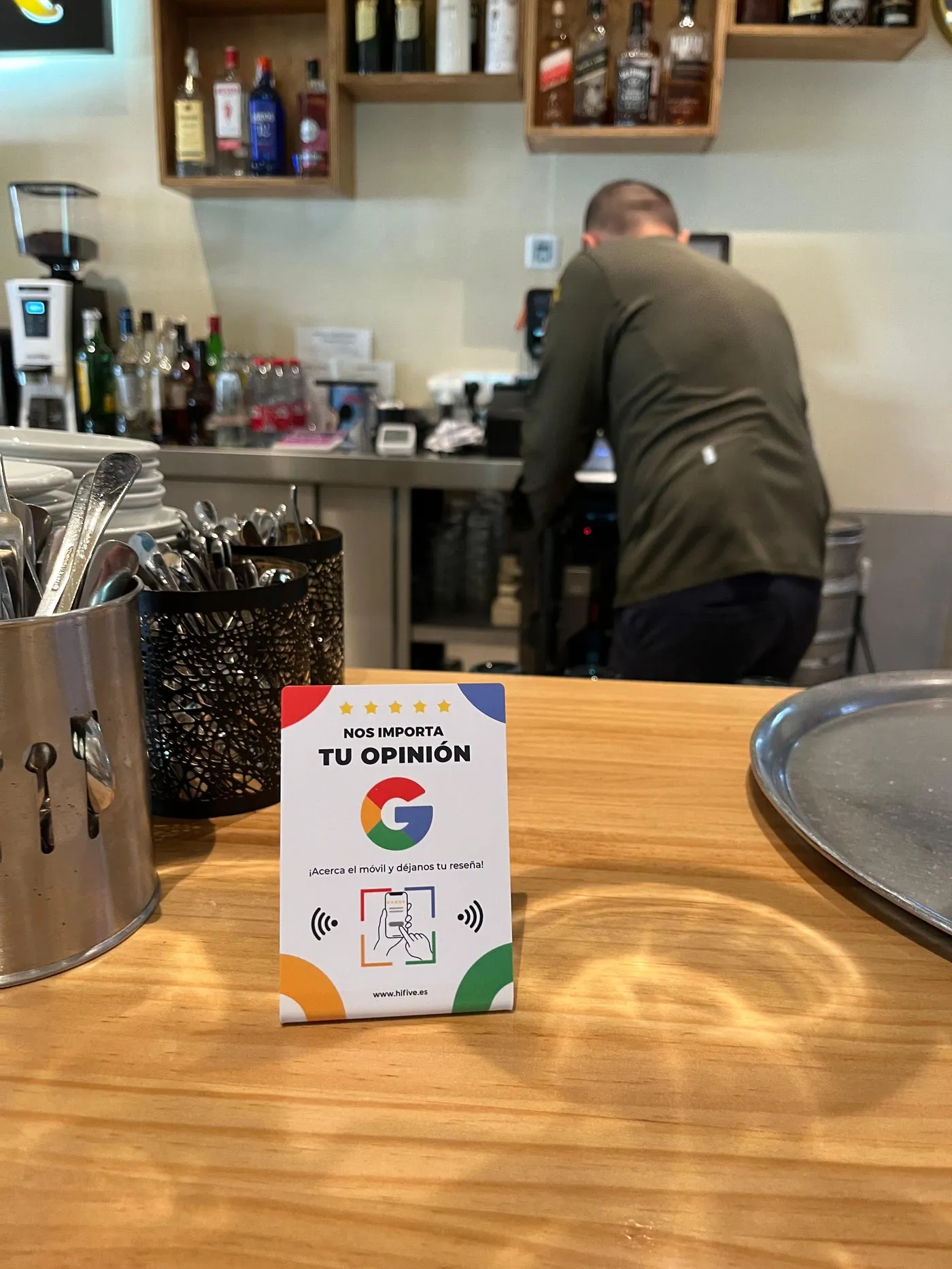 Expositor en la barra de una cafetería