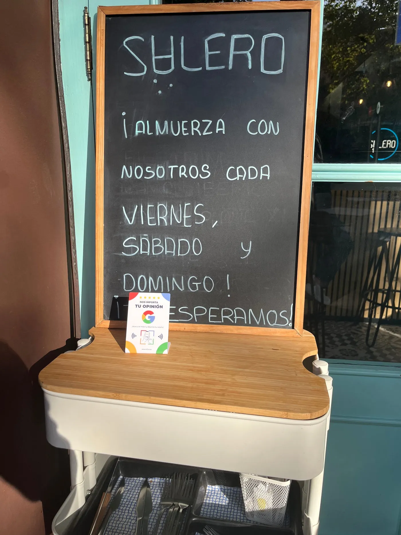 Expositor junto a la pizarra del menú de un restaurante