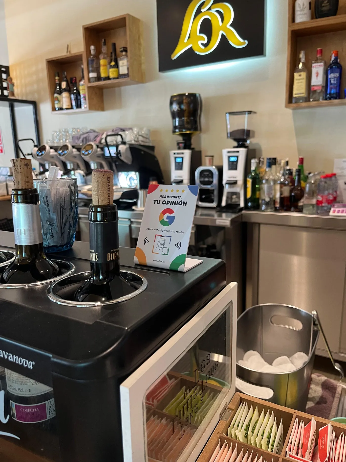 Expositor en la barra de un bar, junto a la máquina de café