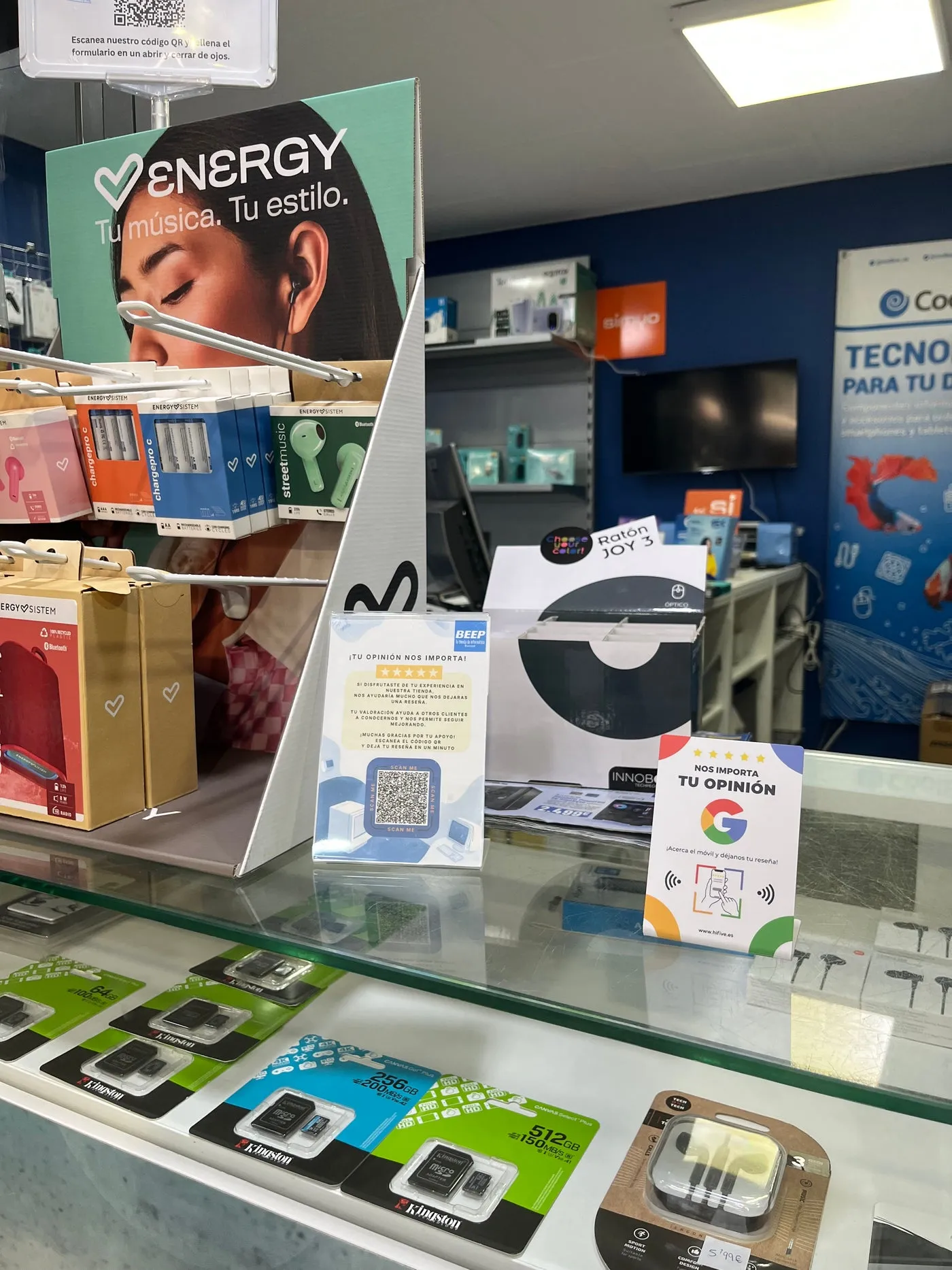 Expositor en el mostrador de una tienda de tecnología