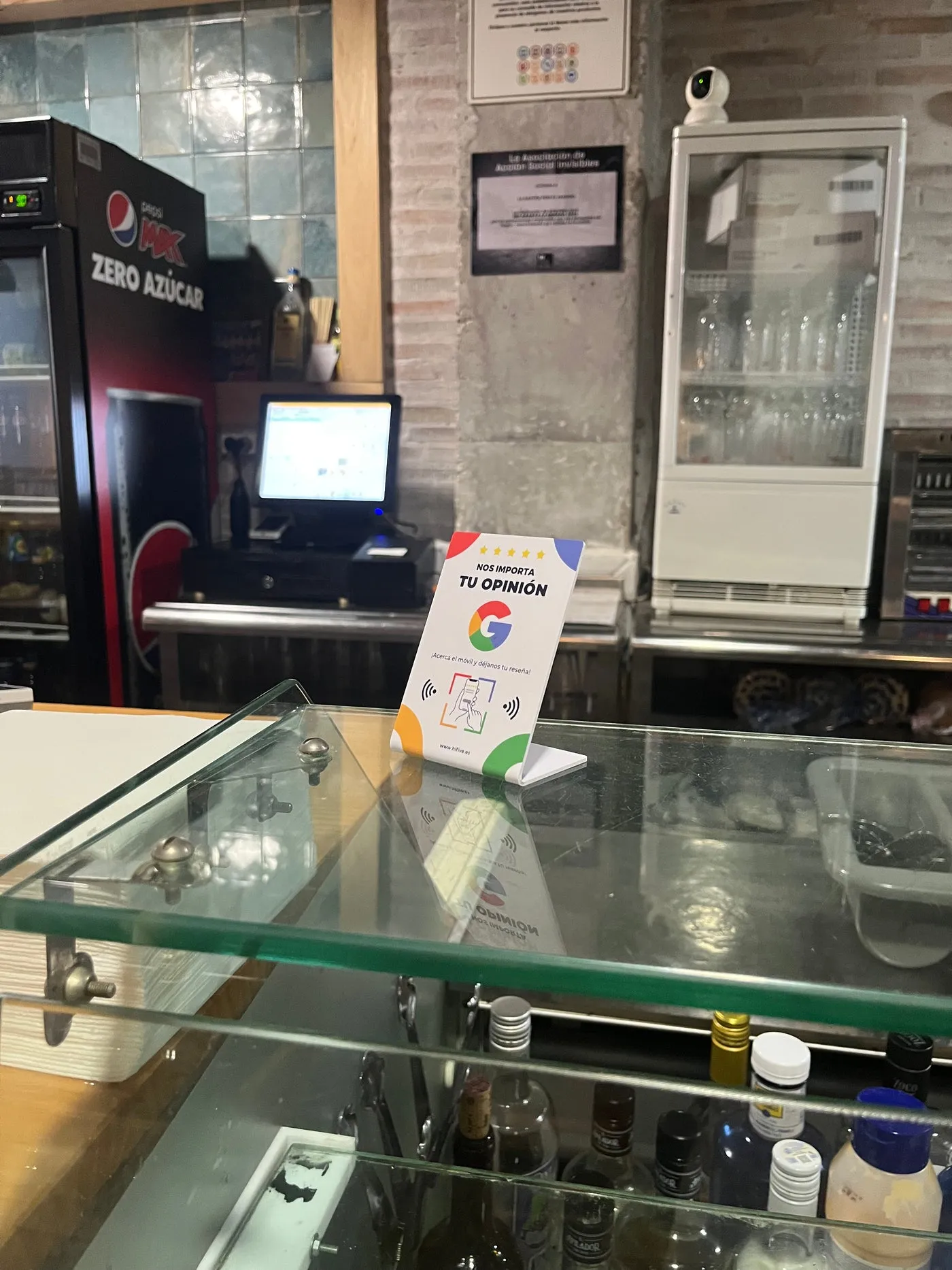 Expositor sobre la vitrina de una cafetería