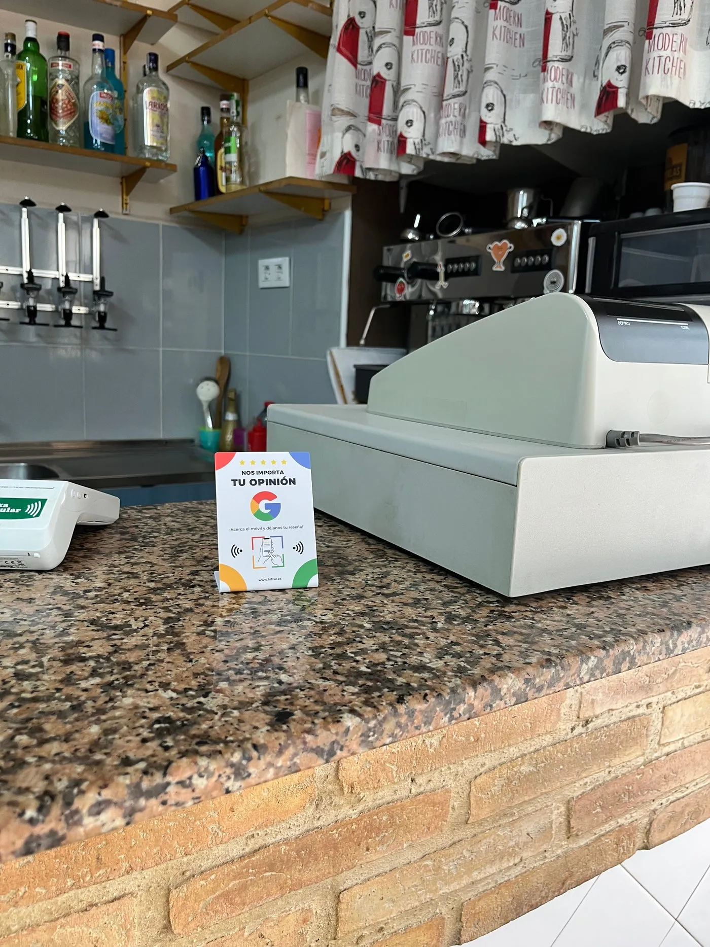 Expositor junto a la caja registradora