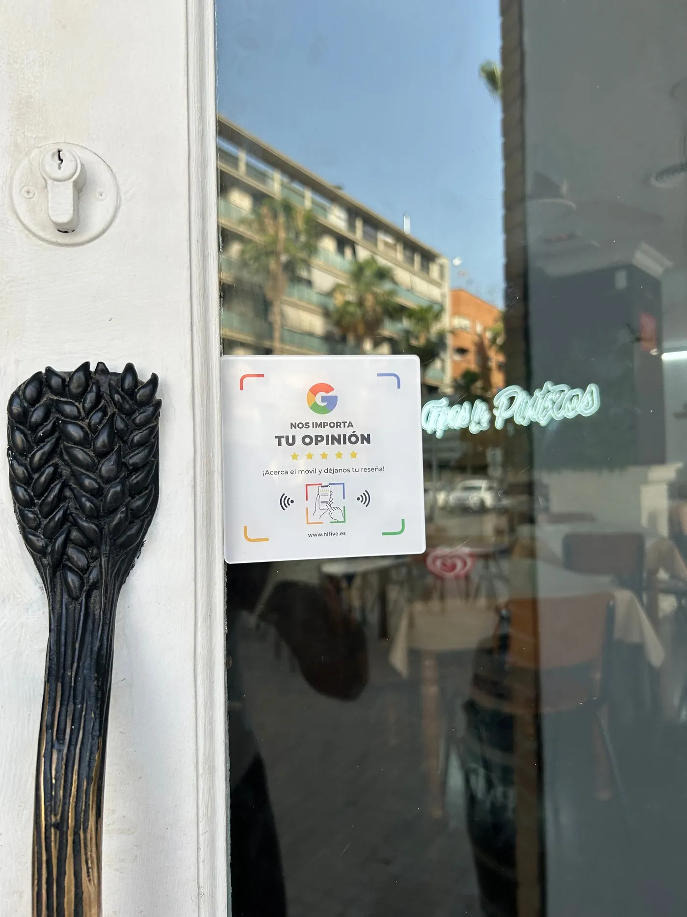 Placa pegada en el cristal de la puerta de un negocio