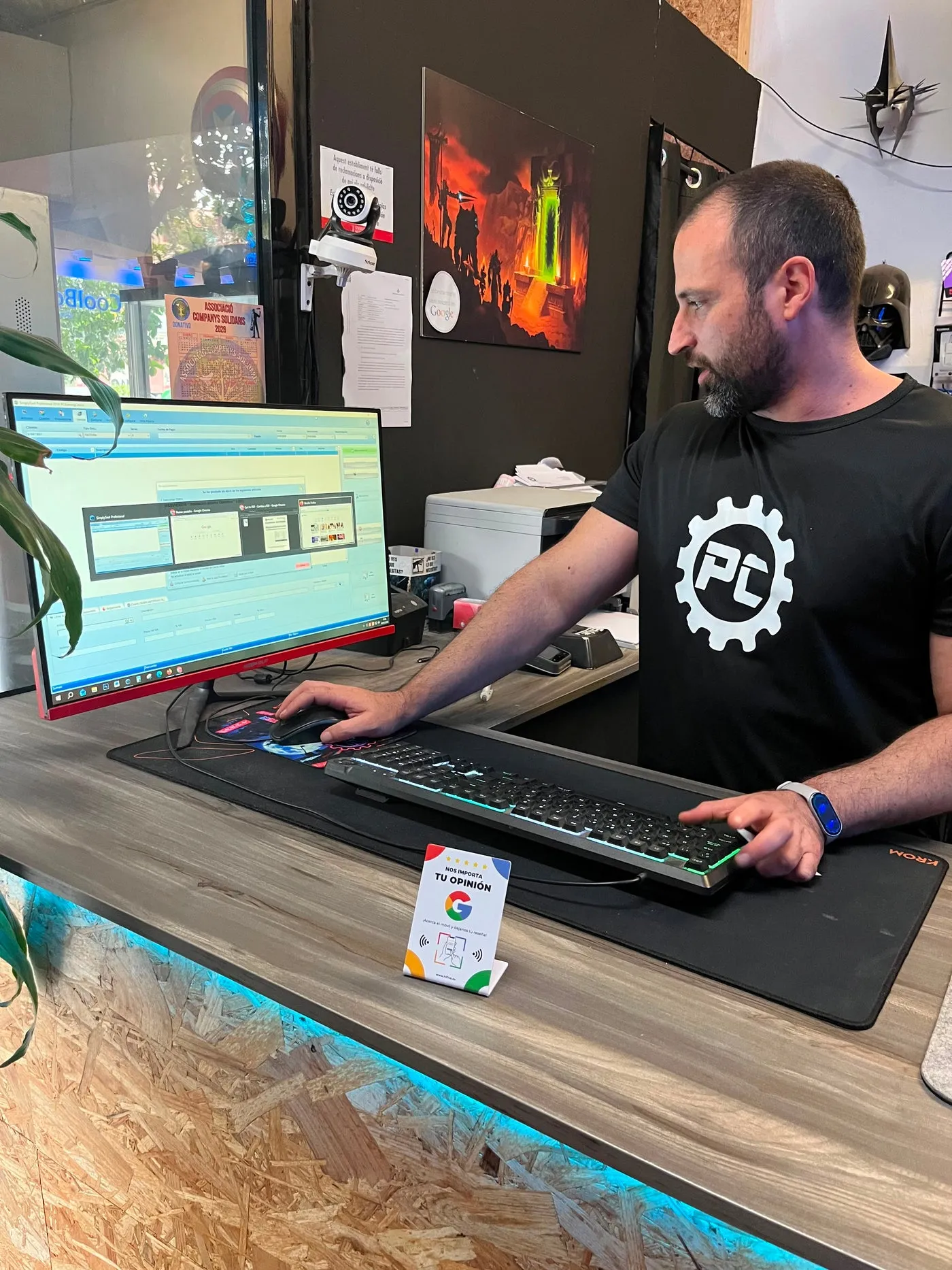 Expositor de Hifive junto al teclado en el mostrador de una tienda de informática