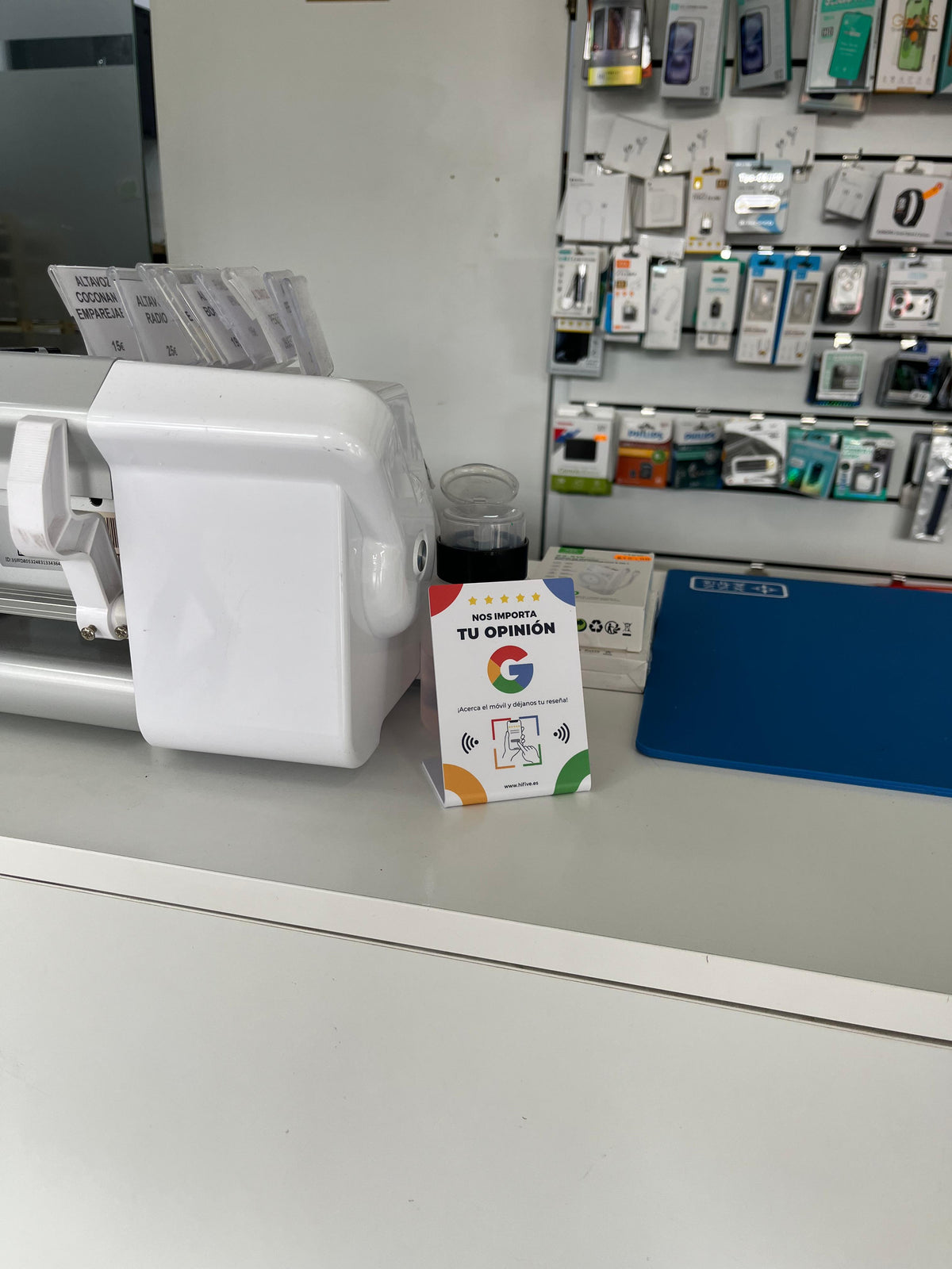 Cliente acercando el móvil al expositor NFC Hifive para dejar reseña en Google Maps
