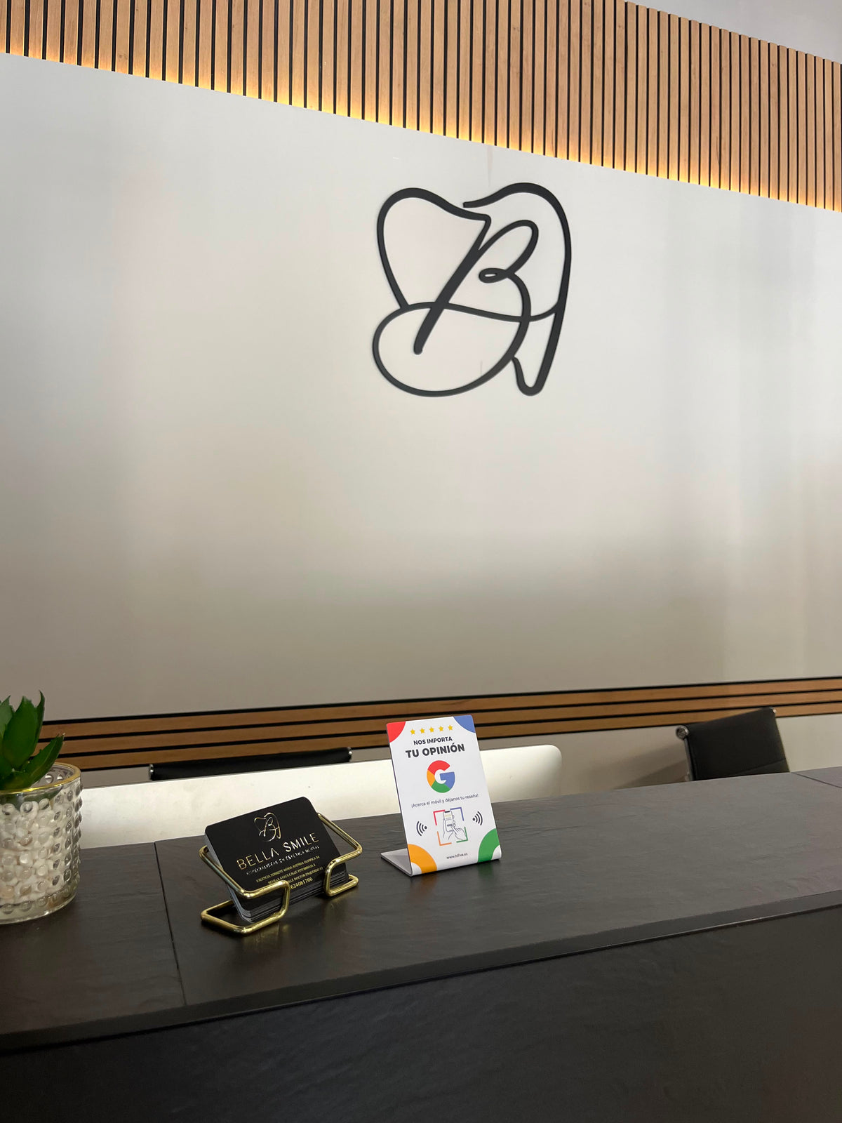 Expositor NFC Hifive en la recepción de una peluquería para dejar reseña en Google
